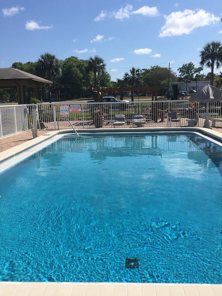 Days Inn By Wyndham Orange City/Deland Exterior photo